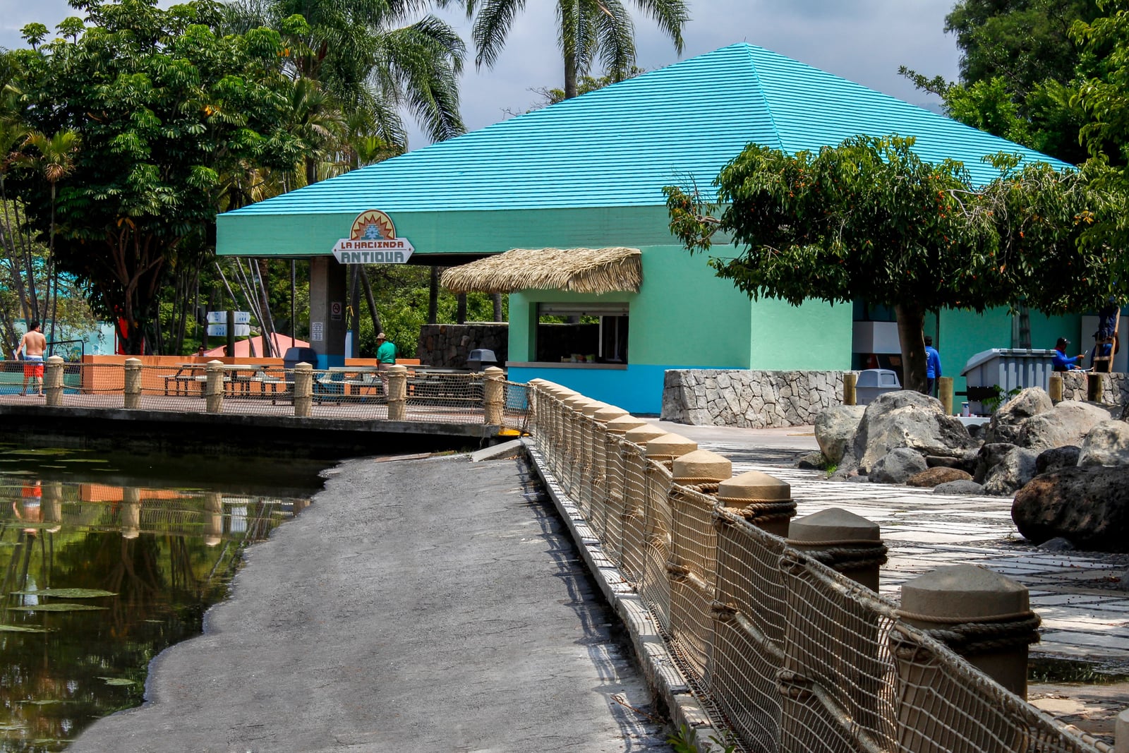 La Hacienda Antigua and the lakeside walkway